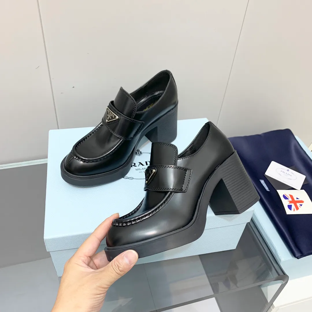 👟👟Ex-factory price p520👟👟, 👟👟Ex-factory price prada Prada 2022 autumn and winter high-heeled loafers, classic triangular logo loafers, high-heeled style. The slightly wide shoe shape is matched with the thick high-heeled shape, which is very coordinated and does not feel clumsy at all. Moreover, the one-piece sole is as comfortable as a sports shoe. You can immediately increase your height by 7.5cm after wearing it. A must-have item that combines both beauty and comfort! The upper is made of imported cowhide (open-edge beaded cowhide, cow patent leather) and the lining is lambskin!